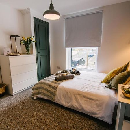 Quiet Location - 3 Bedroom Family House With 3 Shower Room - 2 Parking Spaces Plymouth Kültér fotó