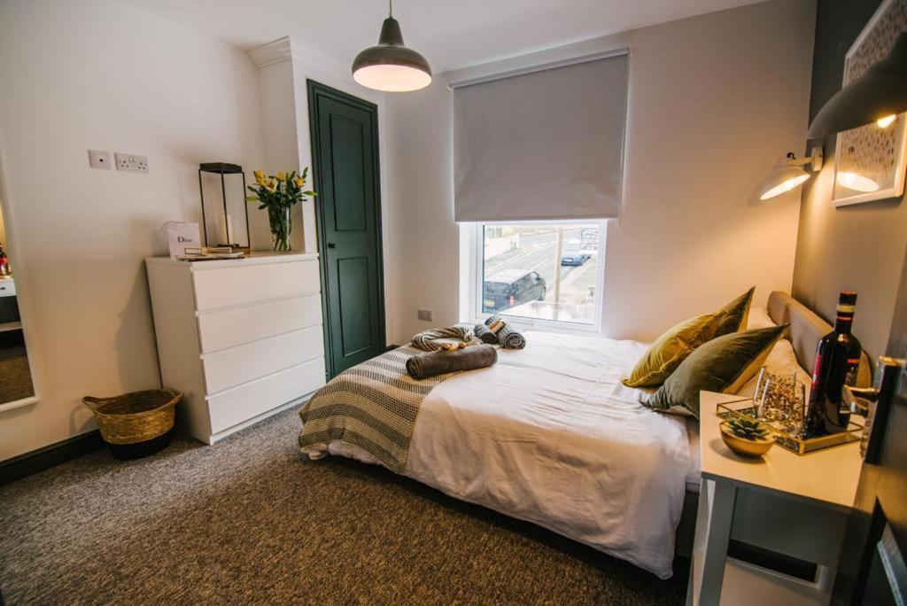 Quiet Location - 3 Bedroom Family House With 3 Shower Room - 2 Parking Spaces Plymouth Kültér fotó